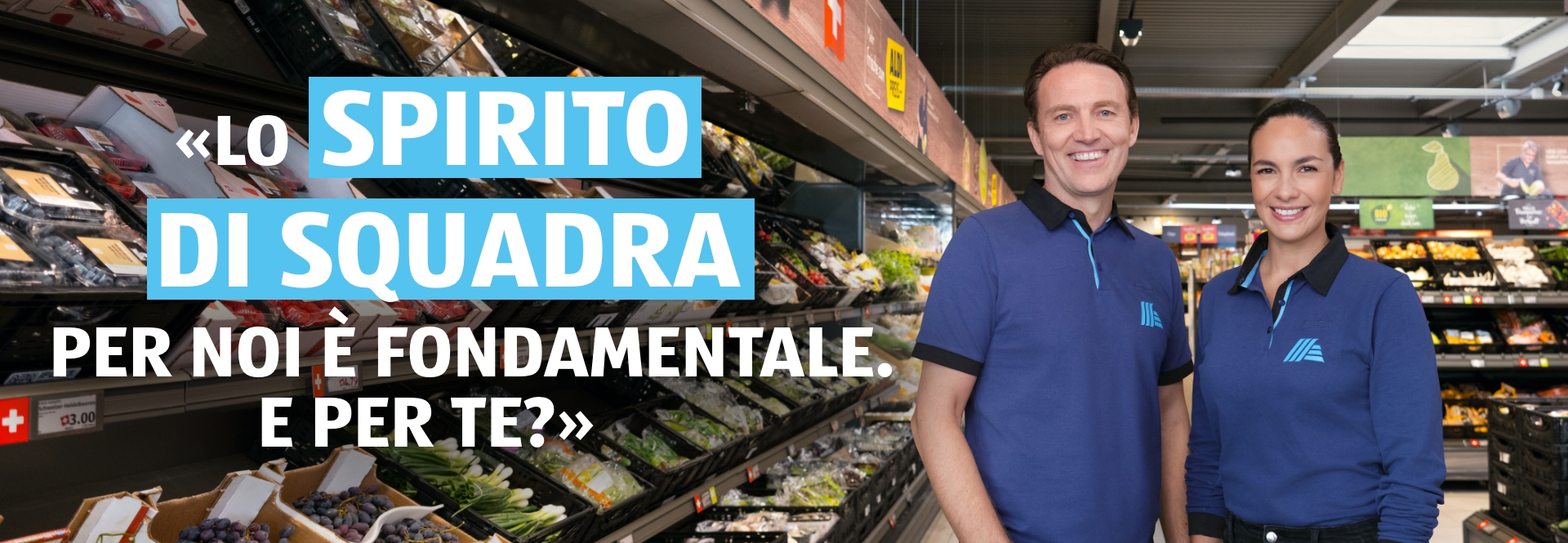 Due persone, un uomo e una donna, sono l'uno accanto all'altra nella filiale ALDI e sorridono. La didascalia della foto recita: Lo spirito di squadra sul lavoro è importante per noi. La didascalia della foto recita: Lo spirito di squadra sul lavoro è importante per noi. Entrate a far parte del TEAMALDI